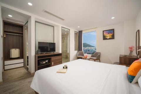 Deluxe King Room | Desk, blackout drapes, soundproofing, WiFi (free)