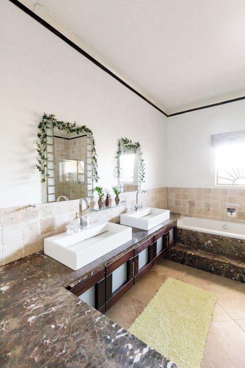 Deluxe Double Room, Air conditioning | Bathroom | Hair dryer, towels, soap, shampoo