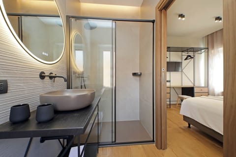 Junior Double Room | Bathroom | Shower, free toiletries, hair dryer, bidet