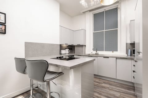 Enjoy cosy counter seating in the kitchen—perfect for casual meals, morning coffee, or chatting with a friend while preparing food.
