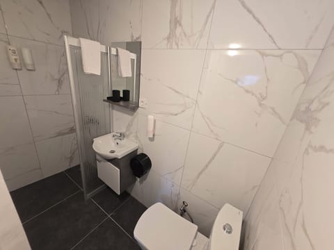 Cabin | Bathroom | Shower, free toiletries, hair dryer, slippers