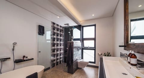 Superior Double or Twin Room, Balcony, Sea View | Bathroom | Separate tub and shower, free toiletries, hair dryer, bathrobes