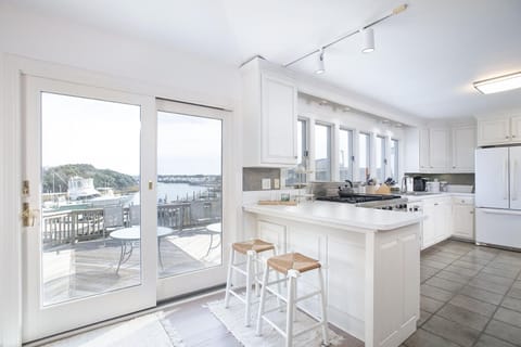 House, 2 Bedrooms | Private kitchen | Fridge, oven, coffee/tea maker, toaster