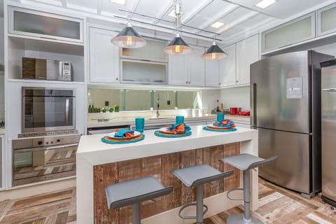 Deluxe House, 4 Bedrooms, Private Pool | Private kitchen | Fridge, microwave, oven, stovetop