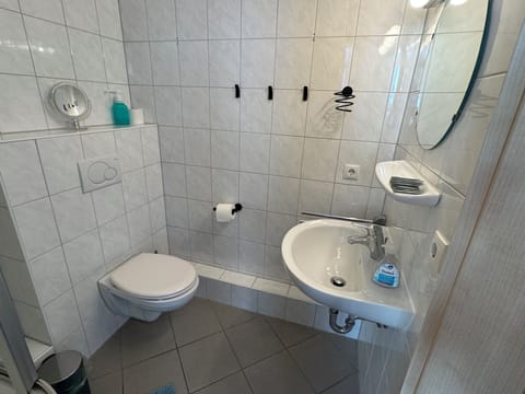 Combined shower/tub, hair dryer, towels, soap