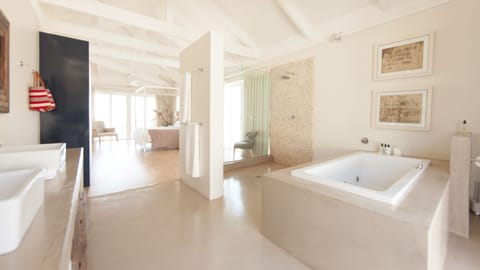 Penthouse | Frette Italian sheets, premium bedding, minibar, in-room safe