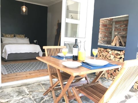 Basic Studio, 1 King Bed, Refrigerator & Microwave | Premium bedding, iron/ironing board, free WiFi, bed sheets