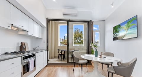 Apartment, 1 Bedroom (NCH084) | Private kitchen | Fridge, microwave, stovetop, cookware/dishes/utensils