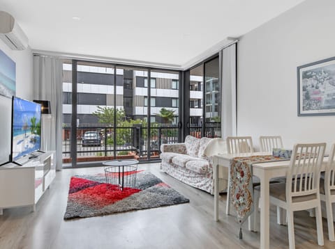 Classic Apartment, 2 Bedrooms (NPE081) | Living area