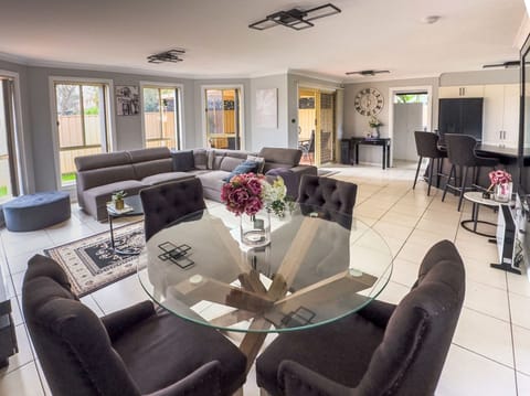 House, 4 Bedrooms (NPR40B) | In-room dining