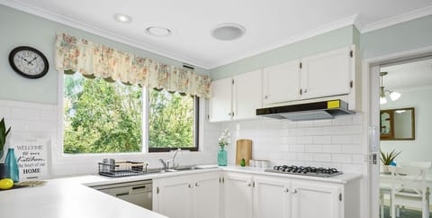 House, 3 Bedrooms (VGW021) | Private kitchen | Fridge, microwave, oven, stovetop