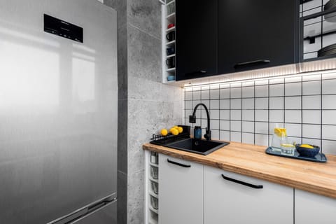 Comfort Apartment, City View | Private kitchen | Full-size fridge, microwave, oven, stovetop