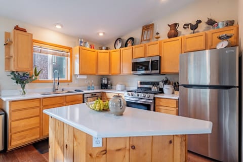 Fully equipped kitchen with modern appliances—perfect for home-cooked meals!