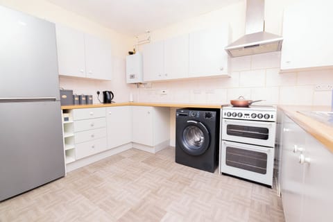 House | Private kitchen | Fridge, microwave, oven, stovetop