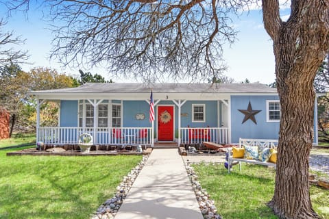 Charming welcome to your next getaway at Happy Hollow