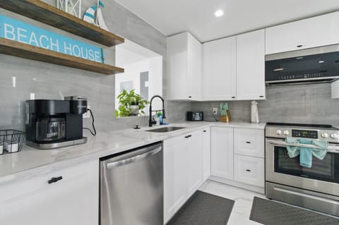 Feel right at home in this modern kitchen, complete with a coffee maker for your morning brew, a full-size stove and oven for home-cooked meals, and a dishwasher to make cleanup a breeze. Whether you're whipping up breakfast or preparing dinner.