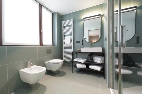 Deluxe Double Room, River View, Mountainside | Bathroom | Shower, rainfall showerhead, hair dryer, bidet