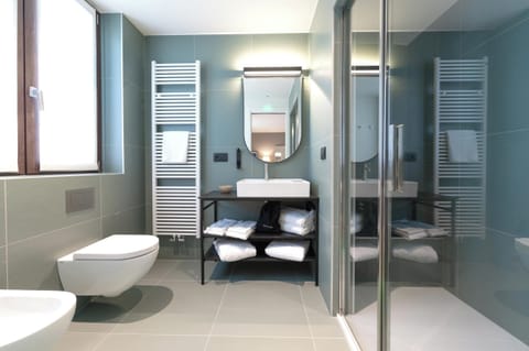 Deluxe Double Room, River View, Mountainside | Bathroom | Shower, rainfall showerhead, hair dryer, bidet