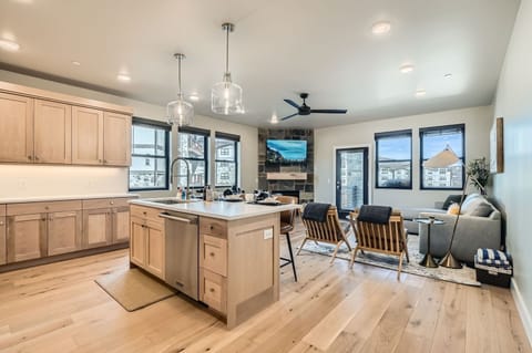 Condo, 3 Bedrooms | Interior