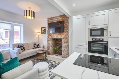 Harbour View Cottage, Whitby - Host & Stay