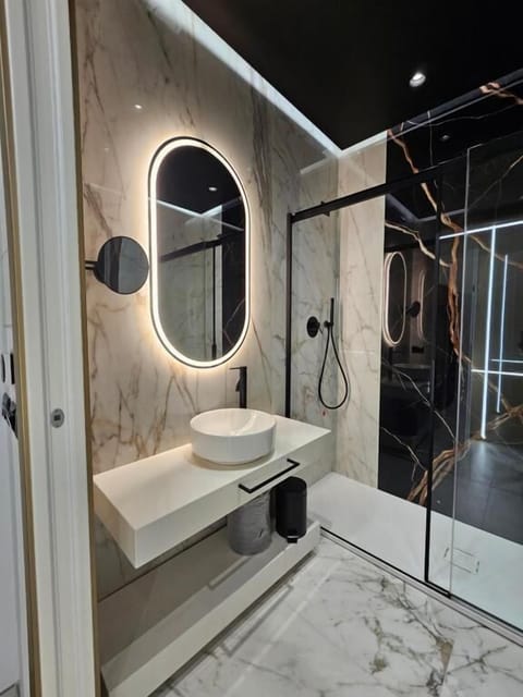 Classic Double or Twin Room, 1 Queen Bed | Bathroom | Shower, free toiletries, hair dryer, slippers