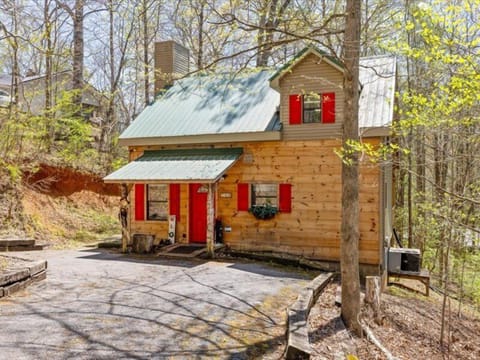 Cozy cabin located in the Arts and Crafts Community of Gatlinburg