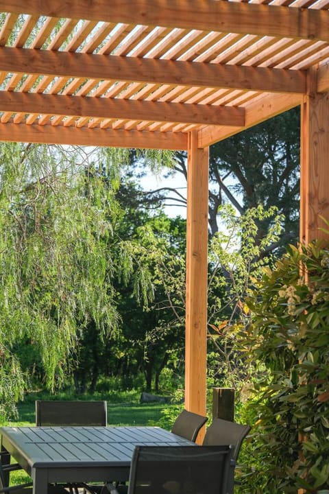 Terrasse en bois avec vue sur le jardin