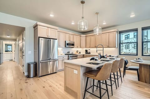 Wonderful modern kitchen with kitchen island and breakfast bar