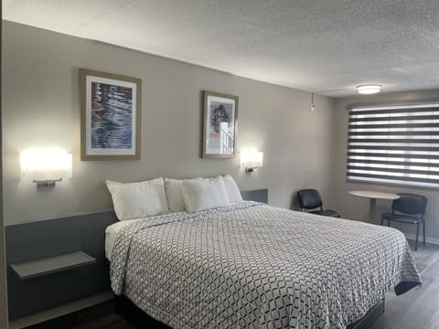 KING BED SECOND FLOOR | Desk, laptop workspace, free WiFi, bed sheets