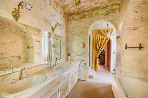 Deluxe Suite, Park View (Terracotta) | Bathroom | Free toiletries, hair dryer, shampoo, toilet paper