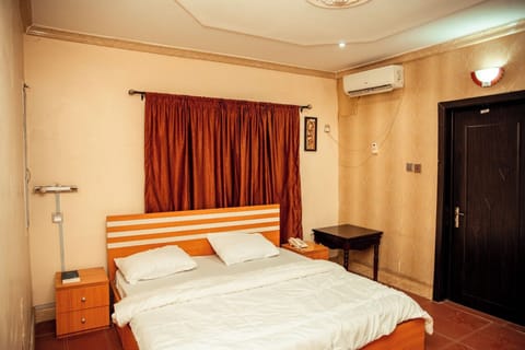 Standard Room | Desk