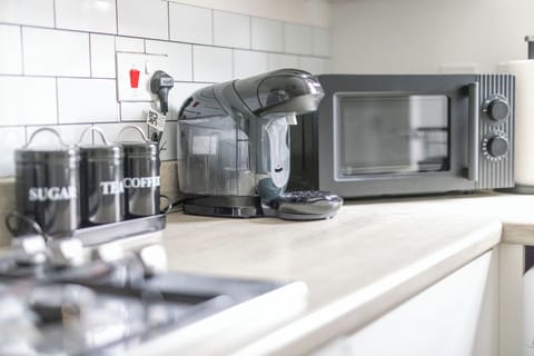 From morning coffee to evening meals, this stylish kitchen has you covered with all the essentials