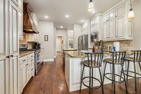 Prepare delicious meals in our fully equipped kitchen!