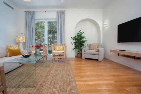 Apartment (5 Bedrooms) | Living area | TV