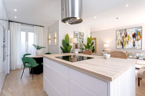 Apartment (2 Bedrooms) | Private kitchen | Full-size fridge, microwave, oven, stovetop