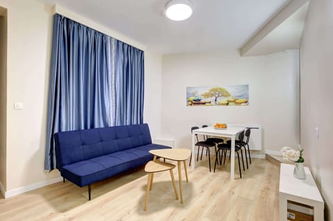 Découvrez un salon moderne et épuré, où le design simple et élégant crée un espace parfait pour se détendre