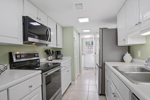 Full Kitchen w/ Stainless Steel Suite - 2025