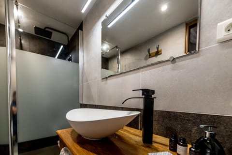 Standard Room | Bathroom | Shower, towels