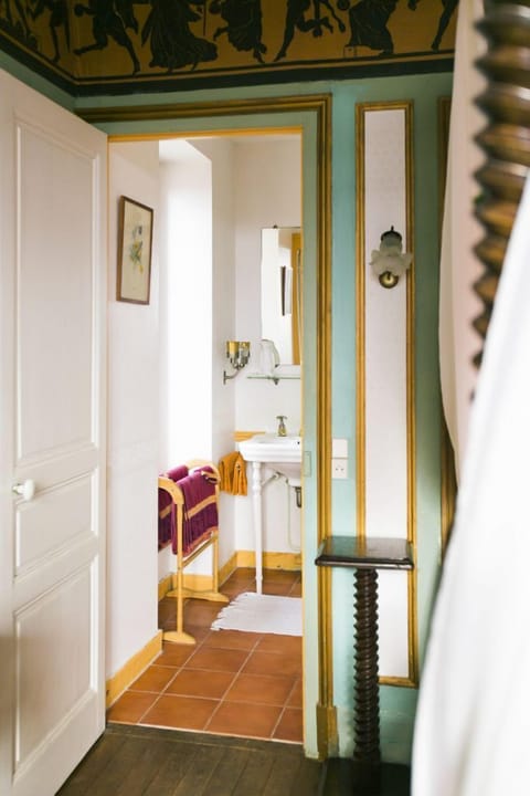 Classic Suite, Sea View | Bathroom | Hair dryer, towels, soap, shampoo