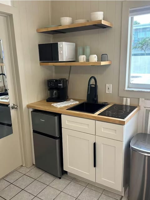 Suite, 1 King Bed with Sofa bed, Kitchenette, Pool View | Private kitchen