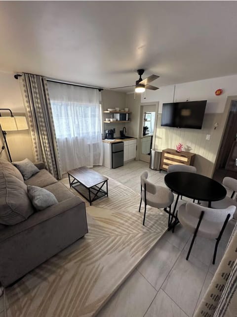 Suite, 1 King Bed with Sofa bed, Kitchenette, Pool View | Living area