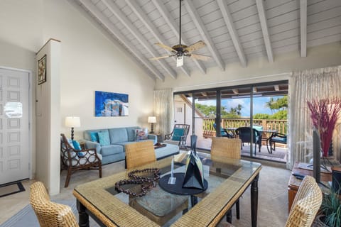 Living room/dining area