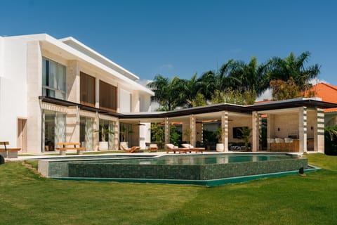 Modern 6 BDR golf front villa in luxury beach resort w/ pool and heated jacuzzi (6807)