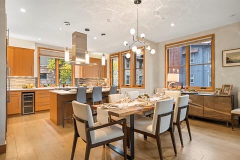 Dining: dining table with seating for 6