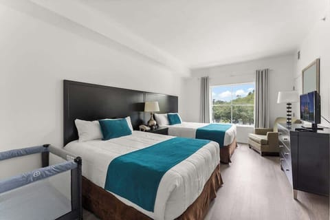 This beautiful hotel apartment offers a pool view, it has one bedroom with two queen beds. 