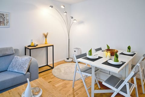 Apartment, 1 Bedroom | Dining room