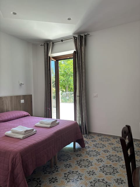 Desk, laptop workspace, soundproofing, free WiFi