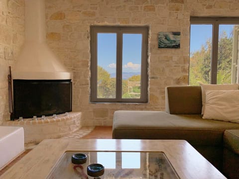 House | 3 bedrooms, desk