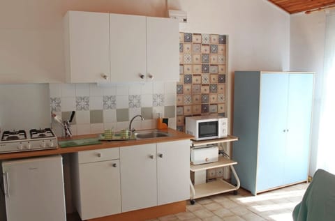 Basic Apartment, Garden View | Private kitchen