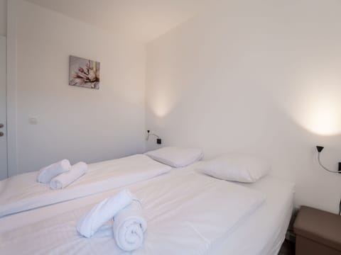 Bedroom, Bed, Bedding, Bed Sheet, Bed Frame, Mattress, Linens, Throw Pillow, Hotel